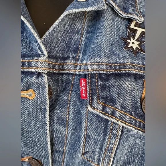 Levis NBA San Antonio Spurs
Womens Denim Trucker Jacket Jean
Size L large used - Picture 12 of 13